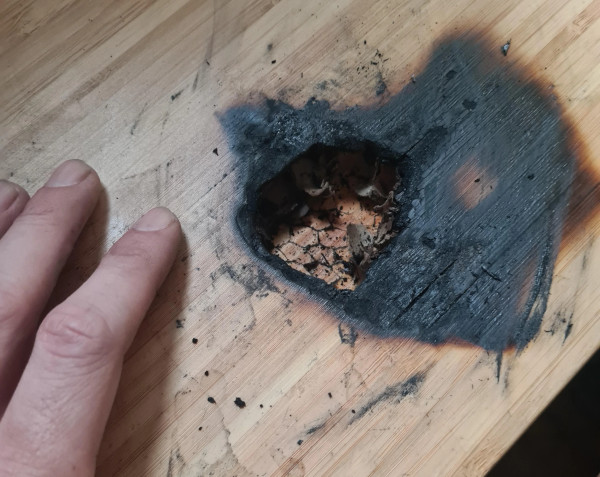 Gigabyte M6880X: quando un mouse prende fuoco Gigabyte M6880X lascia i segni sul tavolo