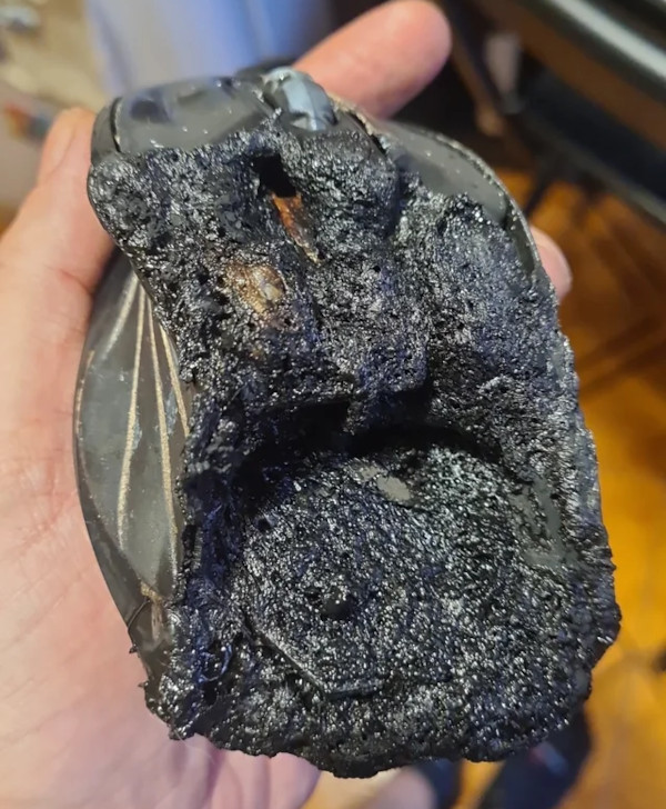 Gigabyte M6880X: quando un mouse prende fuoco Gigabyte M6880X prende fuoco