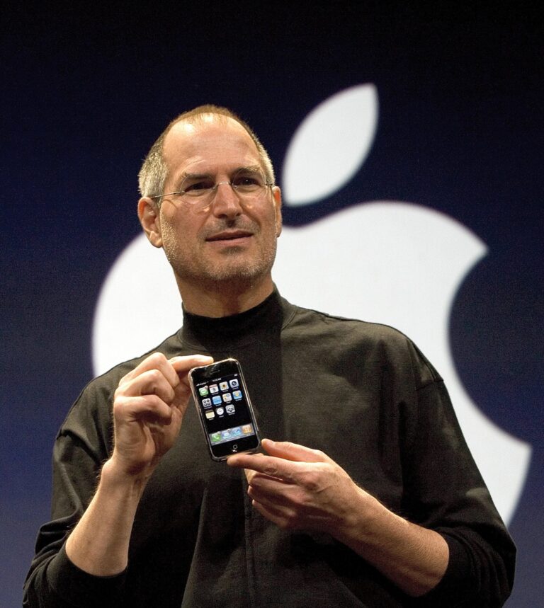Steve Jobs presenta il primo iPhone