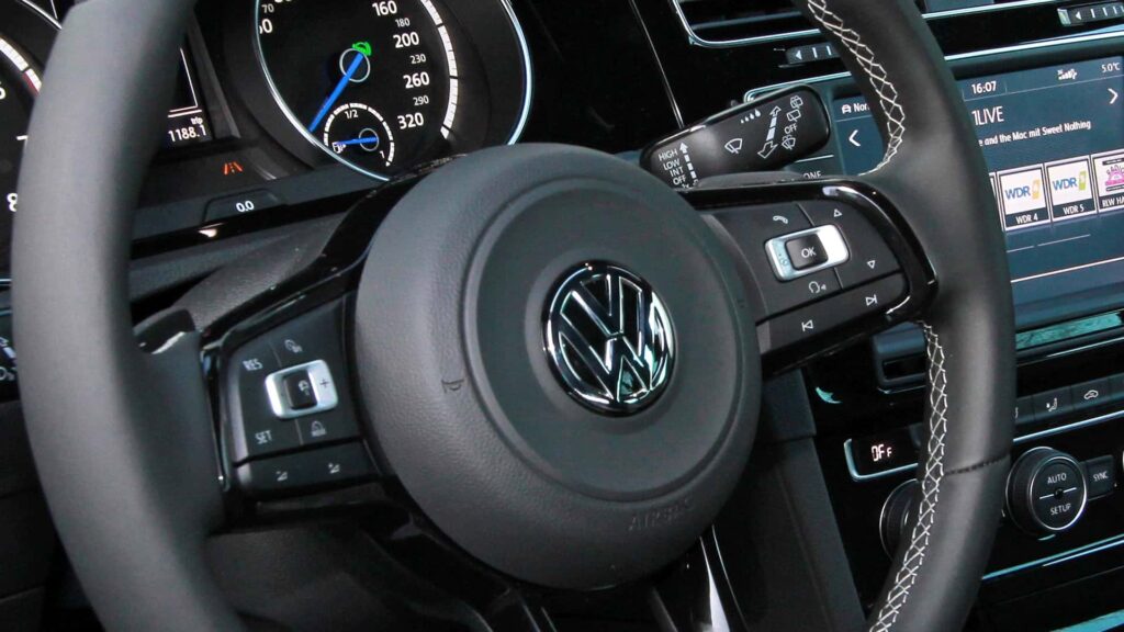 Volkswagen reintroduce nelle sue auto i “bottoni” volkswagen golf 2012